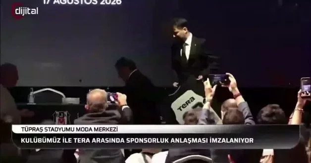 Serdal Adalı, kürsüye çıkarken dengesini kaybedip yere düştü