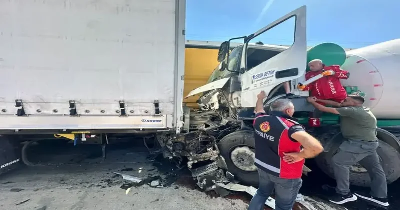 Keşan da feci kaza: Direksiyon başında uyuyan sürücü park halindeki tırlara çarptı