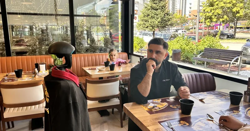 Çin den geldi hem maaşı hem de izni var: Robotun talepleri bitmiyor