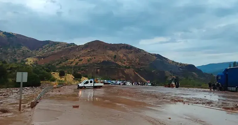 Sivas ta sel sularıyla karayolu ulaşıma kapandı, araç kuyrukları oluştu