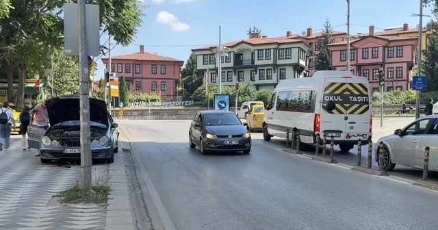 Araçtan caddeye akan motor yağı diğer sürücülere zor anlar yaşattı Eskişehir Haberleri Habertürk Yerel Haberler