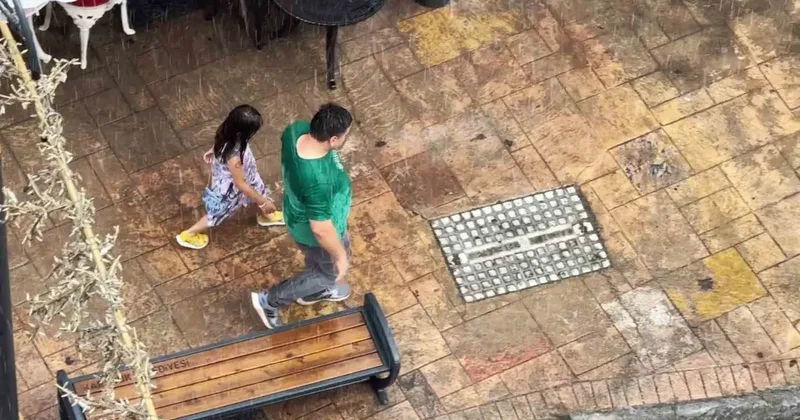 Sağanak yağmurda kimi sığındı kimi yağmurun tadını çıkardı