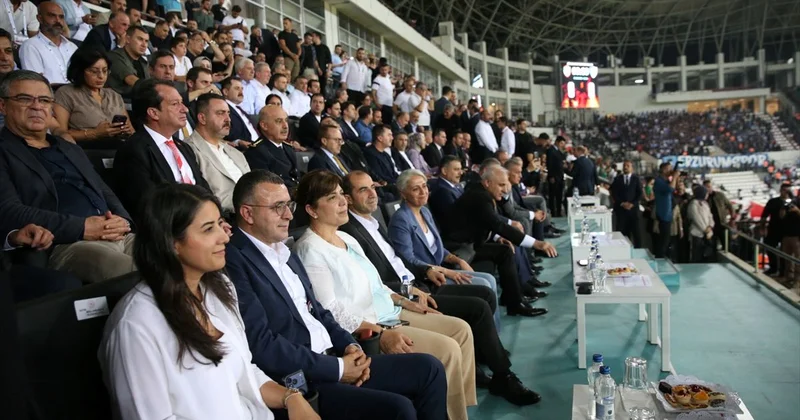 Bakan Çiftçi ve Bakan Bak da tribündeydi! Amedspor Erzurumspor maçında Türkçe ve Kürtçe pankart