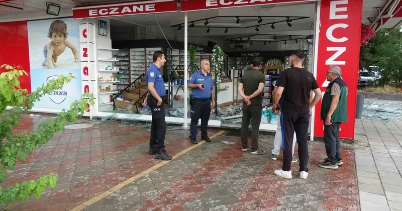 Malatya’da şiddetli fırtına ağaçları devirdi, iş yerlerinin camları patladı