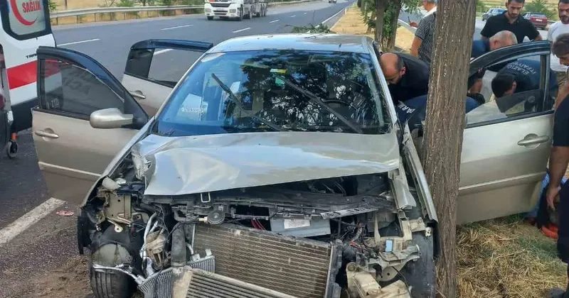Elazığ’da otomobil ağaca çarptı: 4 yaralı