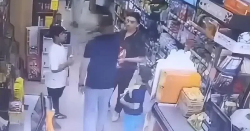 Ümraniye’de markette paketleri yırtan çocuğu uyardı, ağabeyi gelip darbetti