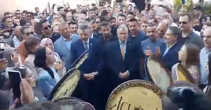Diyarbakır da maç öncesi bakanlara Kürtçe şarkılarla coşkulu karşılama