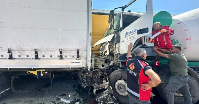 Sürücüsünün direksiyon başında uyuduğu beton mikseri 2 TIR a çarptı; 1 yaralı Edirne Haberleri Habertürk Yerel Haberler