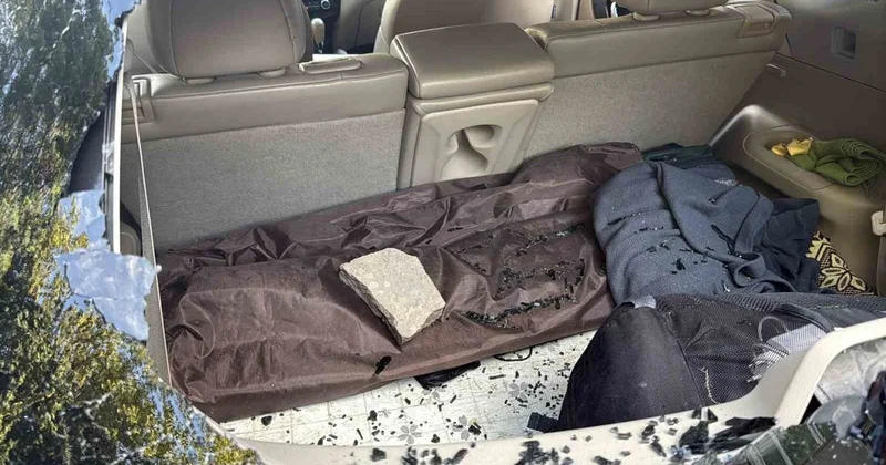 Trafikte yol verme kavgası dehşete düşürdü: Camı taşla kırıp ailesinin gözü önünde darbettiler
