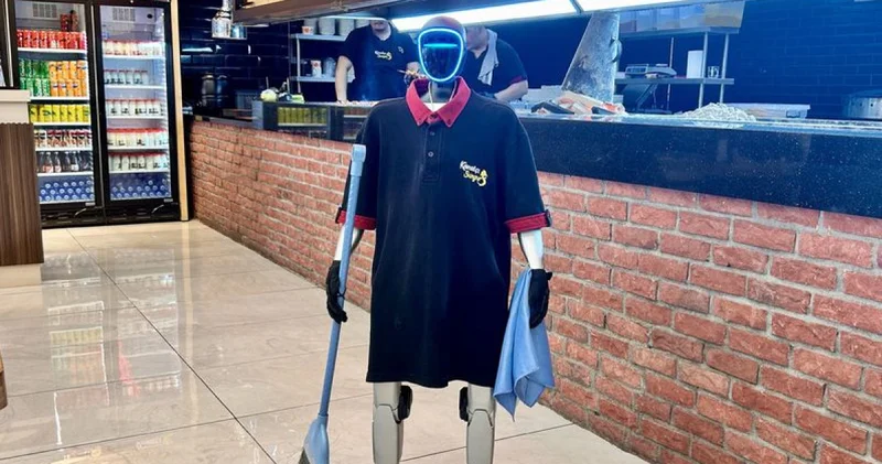 Maaşı ve izin günü var: Robot garson Fiko ilgi odağı oldu