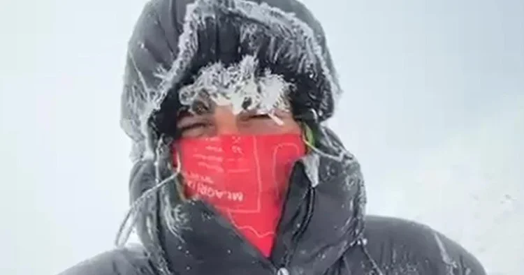 Ağrı Dağı na tırmanan dağcıların saçlarını kırağı tuttu