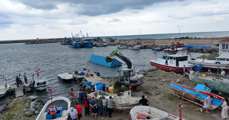 Samsun da balıkçılar konteyner için seferber oldu! Kıyıya çekildi: İçinden çay çıktı