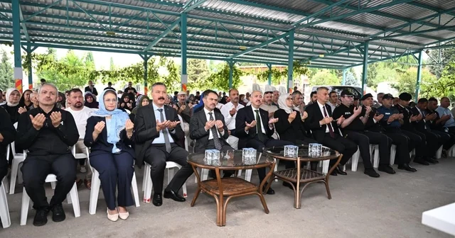 17 Ağustos depreminde hayatını kaybedenler dualarla anıldı Acının merkez üssünde 27. yıl Kocaeli Haberleri Habertürk Yerel Haberler