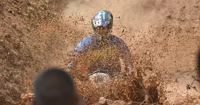 Şenlikte yaşanan kazalar yürekler ağza geldi Motokros, ATV ve Off Road araçları zorlu parkurda kaza üstüne kaza yaptı Kazalarda sürücülerin yara bile almaması katılımcıları sevindirdi Bartın Haberleri Habertürk Yerel Haberler