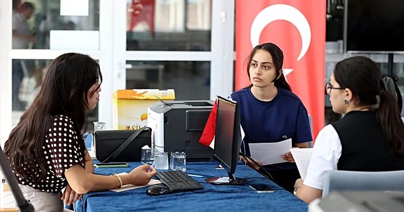 Kırklareli nde derslik temizleyen 2 genç, çalıştıkları üniversitenin yazılım mühendisliğini kazandı