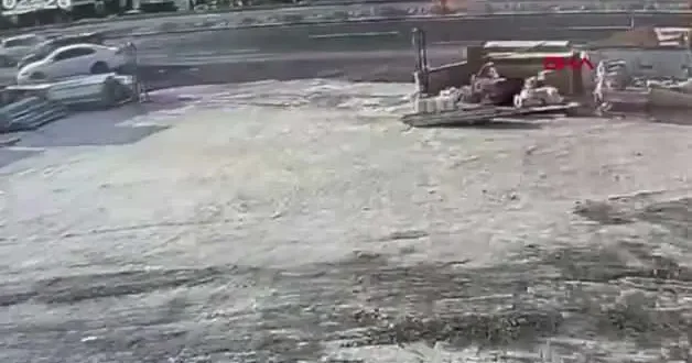 Malatya da feci kaza: Asfalt yüklü kamyonun çarptığı işçi ağır yaralandı