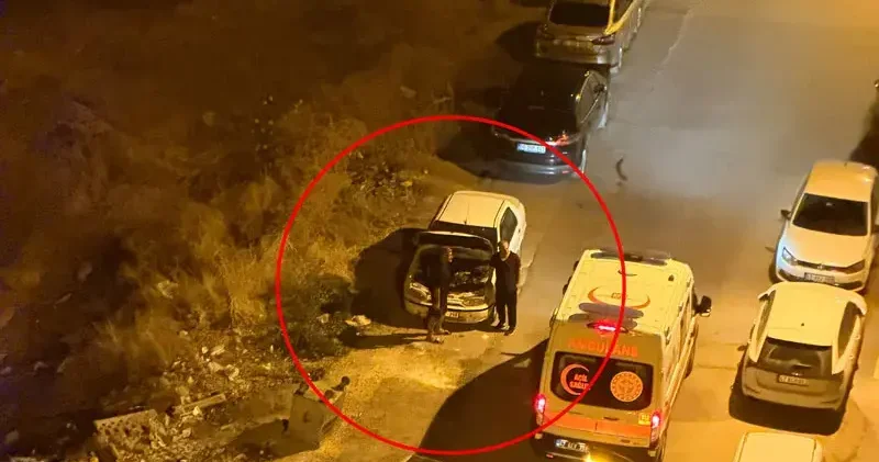 Gece yarısı kornası takılı kalan otomobil, mahalleyi ayağa kaldırdı
