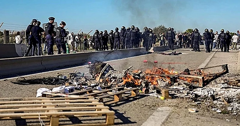 Fransa da akaryakıt fiyatlarını protesto eden balıkçılar petrol deposuna girişi yeniden engelledi