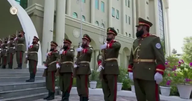 MİT Başkanı Kalın, Afganistan’da askeri törenle karşılandı: Samimi anlar dikkat çekti
