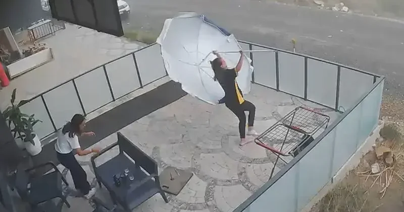 Şiddetli rüzgarda havalanan şemsiyeyle savruldular