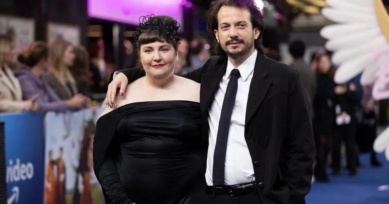 Lena Dunham anne oldu: Bebeği taşıyıcı anne aracılığıyla dünyaya geldi