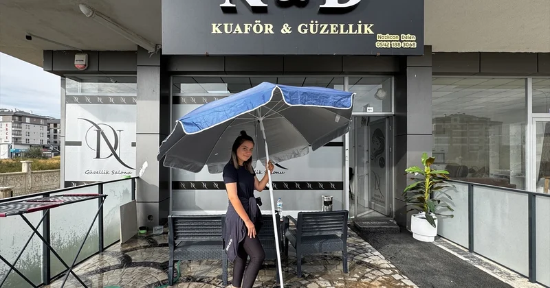 Aksaray da kuaför çalışanını şiddetli rüzgarda şemsiye sürükledi, anlar kamerada