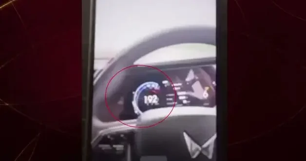 Hindistan da canlı yayın ölümle bitti! 198 km/h hızla kamyona çarptı