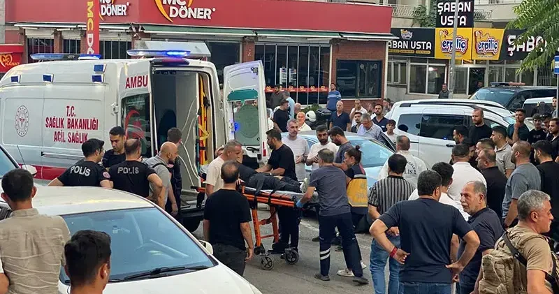 2 si yoldan geçen 3 kişinin yaralandığı silahlı kavgaya ilişkin 1 tutuklama