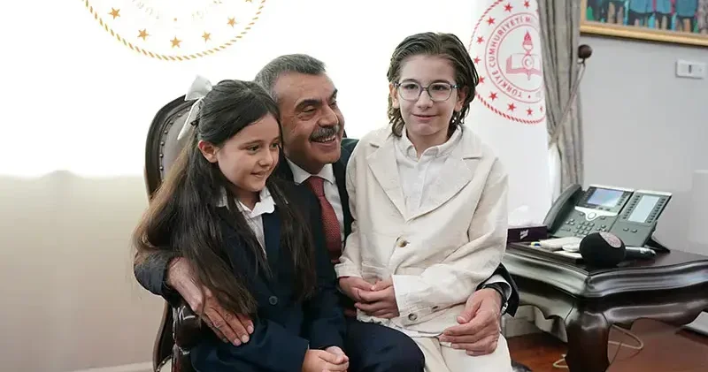 Bakan Tekin, Cumhurbaşkanı Erdoğan ile şarkı söyleyen öğrencileri kabul etti