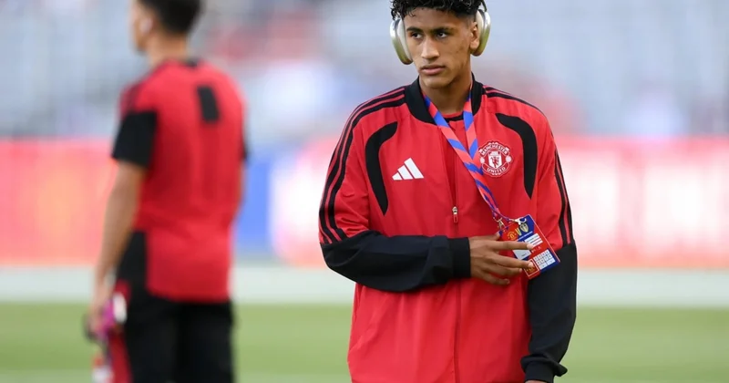 Manchester United ı karıştıran 15 yaşındaki yıldız, dev kulüpleri birbirine düşürdü Sözcü Gazetesi