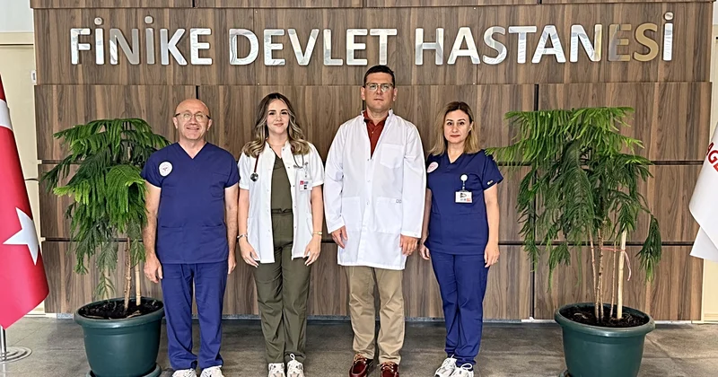 Finike Devlet Hastanesi nde anne ve babasıyla aynı çatı altında çalışan doktor oldu
