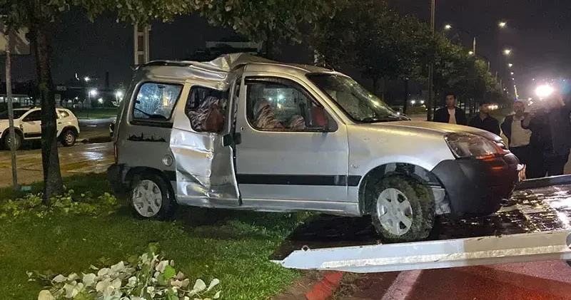 Bursa da hafif ticari araç refüjdeki ağaca çarptı: 2 yaralı