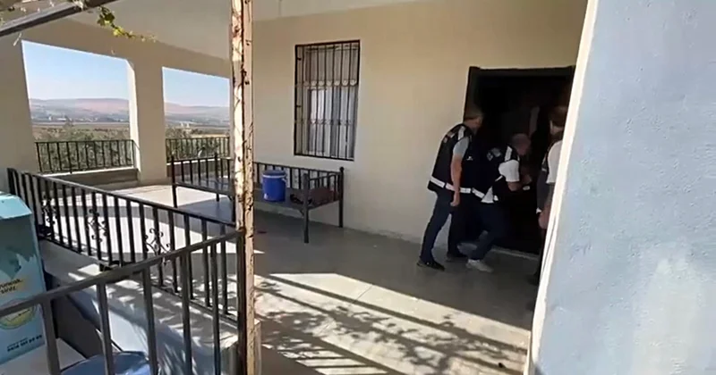 Ağlayan kadını fark eden Samsun polisi izi Şanlıurfa’daki bağ evine kadar sürdü: 2 milyon liralık dolandırıcılık yapanlar yakalandı