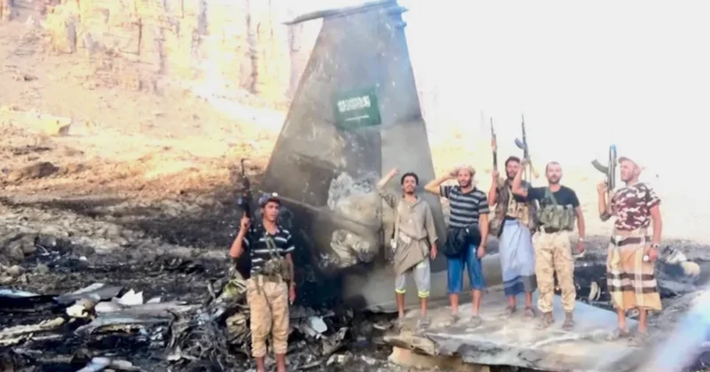 Husiler yok ettikleri F 15 in enkazının önünde fotoğraf çektirdi Sözcü Gazetesi