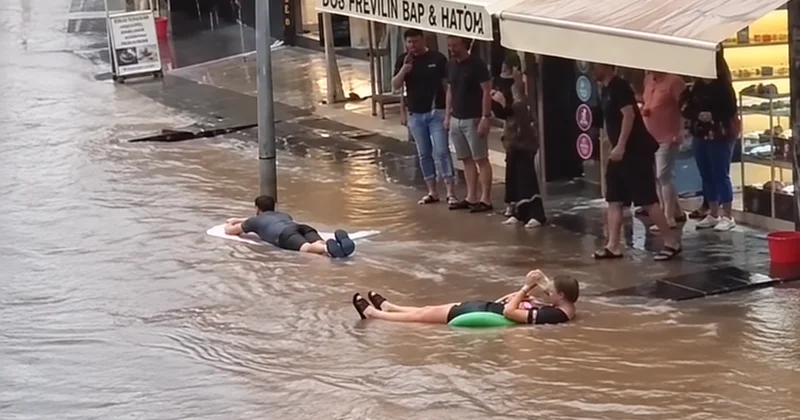 Turizm cennetinde sağanak mesaisi: Caddeler nehre dönüştü, turistler sel sularında yüzdü