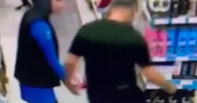 Markette kendisine dokunan küçük çocuğu defalarca tekmeledi VİDEO İZLE