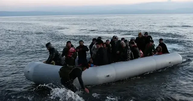 Sakız Adası nda göçmen botu kayalıklara çarptı: 2 ölü 10 yaralı Dünya Haberleri