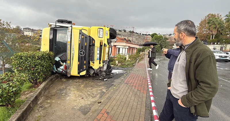 Sarıyer de faciadan dönüldü: TIR devrildi, büyük panik yaşandı