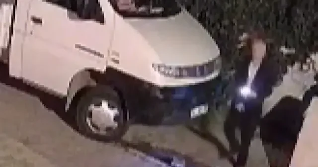 Şüpheli sokakta ateş yakıp kaçtı: Mahalleli alevler için böyle seferber oldu VİDEO İZLE
