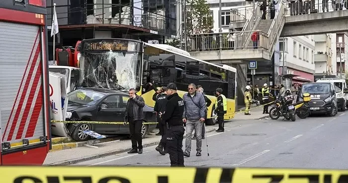 İETT otobüsünün çarpması sonucu hayatını kaybeden 2 çocuk annesi Deniz Şengül toprağa verildi