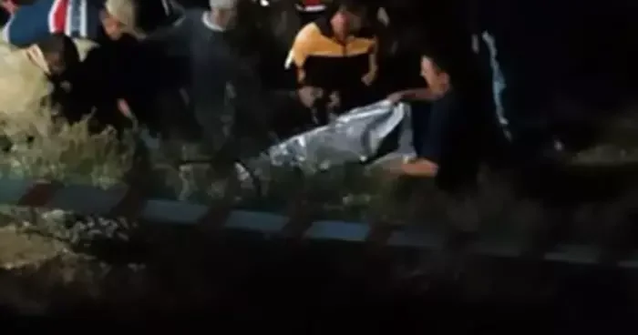 Devrilen traktörün altında kalan sürücü can verdi