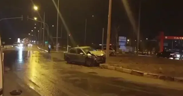 Aynı istikamette giden otomobiller çarpıştı: Yaralılar var Hatay Haberleri