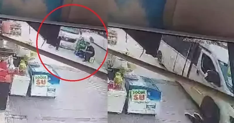 Yolcu minibüsü kaldırımdaki 2 kişiye çarptı; kaza kamerada