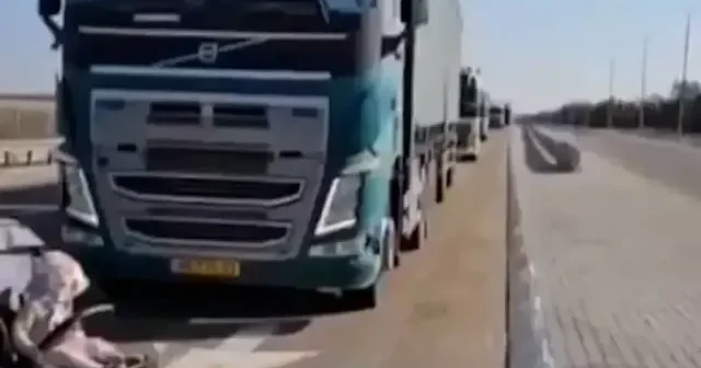 İşgalci İsrailli fanatik Yahudiler yardım tırlarının Gazze’ye girmesini engelledi VİDEO İZLE