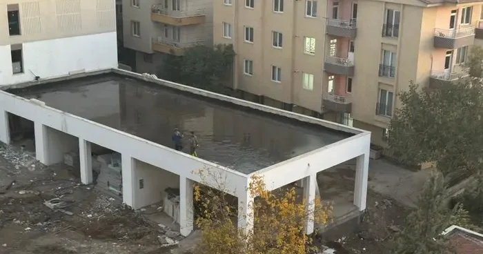 Malatya’da rezerv alandaki inşaat suyla doldu, tahliye için duvar delindi
