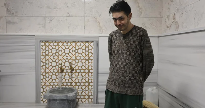 6 Şubat depreminden sonra hayata küsmüştü! 23 yaşındaki Barış 3 yılın ardından ilk kez evden çıktı; banyo yaptı