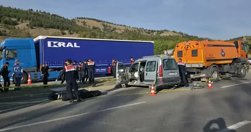 Hafif ticari araçla kamyon çarpıştı: 4 ölü, 2 yaralı