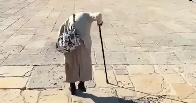 Filistin direnişinin sembolü: Hacı Ümmü İbrahim 70 yıldır Mescid i Aksa’nın kapısında nöbet tutuyor VİDEO İZLE