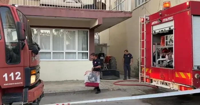 Antalya da yangın çıkan evdeki muhabbet kuşunu itfaiye kurtardı