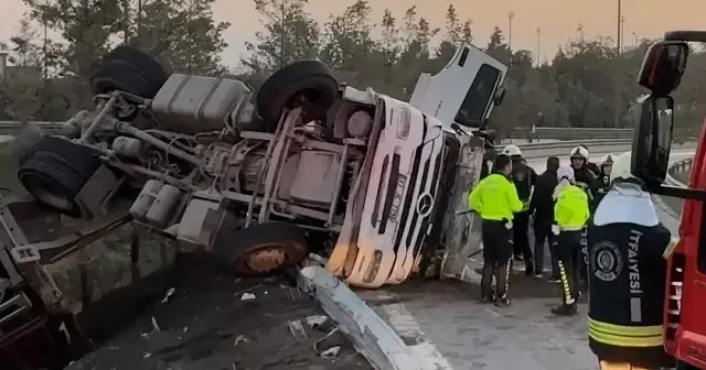 Anadolu Otoyolu nun bağlantı yolunda devrilen tırın sürücüsü yaralandı VİDEO İZLE